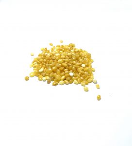 Slyvučių formos gintaro detalės - geltona matinė spalva, loose nugget milky amber beads