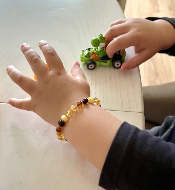 Vaikiška gintaro apyrankė - įvairiaspalviai baroko formos šaratėliai, Baby amber bracelet - multicolored baroque beads