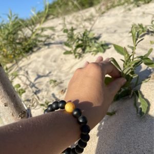 Juoda & balta gintaro rutuliukų apyrankė 10 mm,Black & white amber round beads stretch bracelet 10 mm