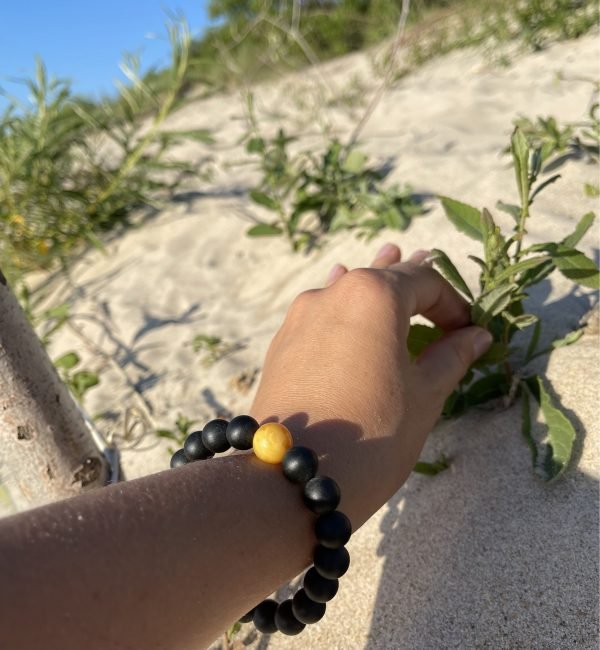 Juoda & balta gintaro rutuliukų apyrankė 10 mm,Black & white amber round beads stretch bracelet 10 mm