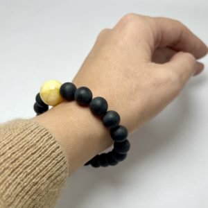 Juoda & balta gintaro rutuliukų apyrankė 10mm,Black & white amber round beads stretch bracelet 10 mm