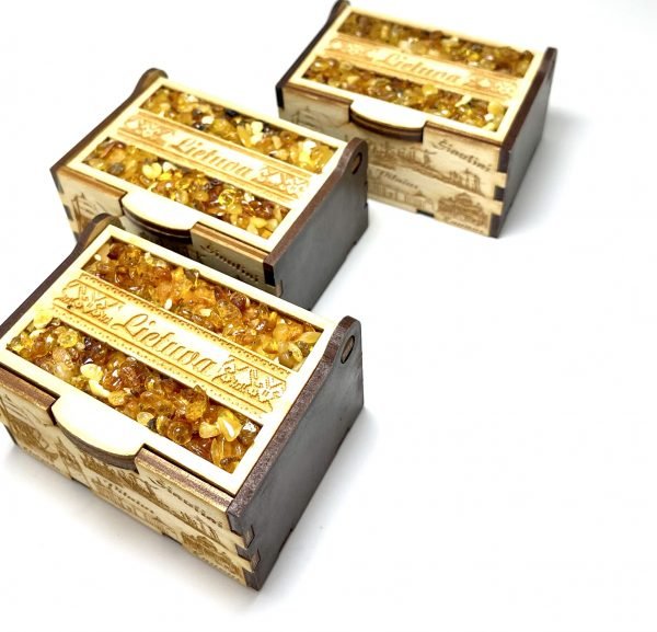 Rankų darbo dėžutė dekoruota gintariukais (vidutinė), Handmade box decorated with amber (medium)