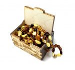 Rankų darbo dėžutė dekoruota gintariukais (vidutinė), Handmade box decorated with amber (medium)