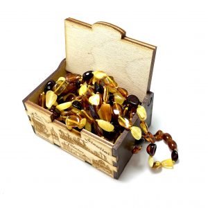 Rankų darbo dėžutė dekoruota gintariukais (vidutinė), Handmade box decorated with amber (medium)