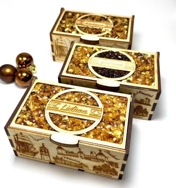 Rankų darbo dėžutė dekoruota gintariukais (didelė),Handmade box decorated with amber (large)