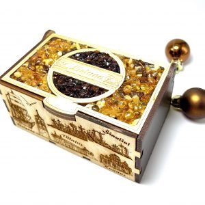 Rankų darbo dėžutė dekoruota gintariukais (didelė),Handmade box decorated with amber (large)