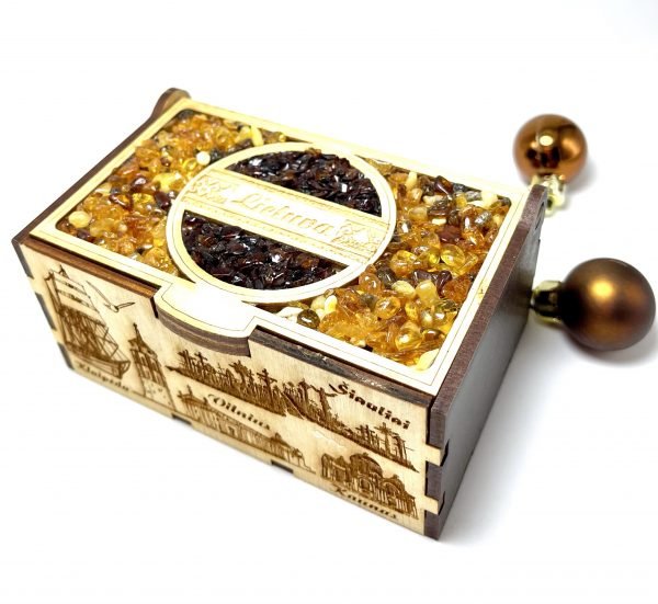 Rankų darbo dėžutė dekoruota gintariukais (didelė),Handmade box decorated with amber (large)