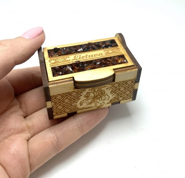 Rankų darbo dėžutė, dekoruota gintariukais (maža),Handmade box decorated with amber (small)