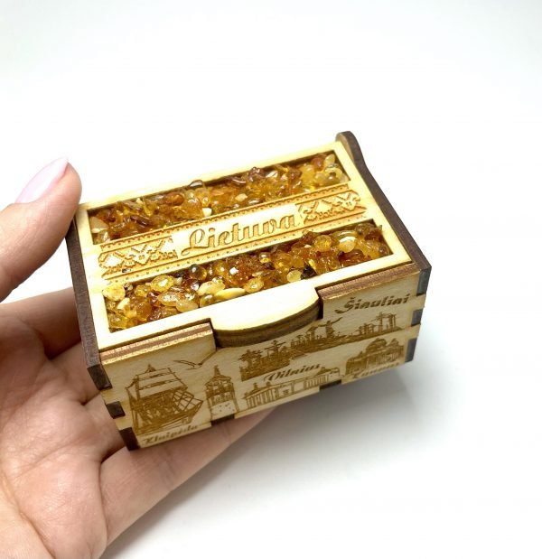 Rankų darbo dėžutė dekoruota gintariukais (vidutinė), Handmade box decorated with amber (medium)