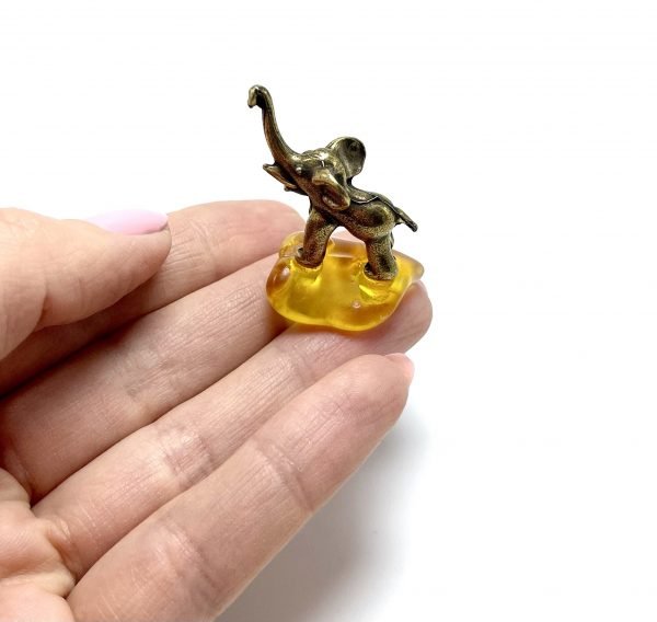 Figūrėlė su gintaru "Drambliukas", Figurine with amber "Elephant"