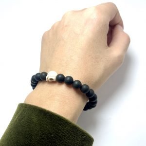 Juoda gintaro rutuliukų apyrankė 8 mm su kaukole,Black amber round beads stretch bracelet 8 mm with skull