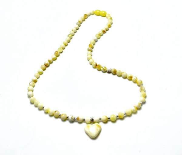 Balto gintaro rutuliukų karoliai su širdele,White amber round beads necklace with heart pendant