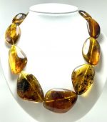 Konjako spalvos gintaro karoliai su inkliuzais,Cognac transparent amber necklace with inclusionsn