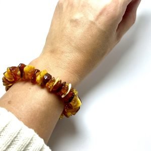 Marga kamantų formos gintarinė apyrankė, Multicolored amber chips stretch bracelet