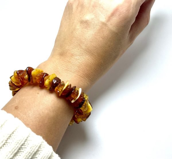 Marga kamantų formos gintarinė apyrankė, Multicolored amber chips stretch bracelet