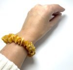 Geltona kamantų formos gintarinė apyrankė,Yellow amber chips stretch bracelet