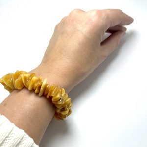 Geltona kamantų formos gintarinė apyrankė,Yellow amber chips stretch bracelet