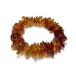 Konjakinė kamantų formos gintarinė apyrankė,Cognac amber chips stretch bracelet