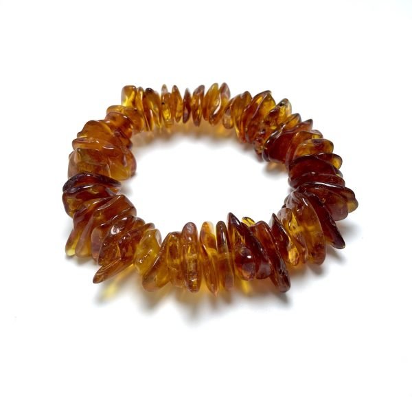 Konjakinė kamantų formos gintarinė apyrankė,Cognac amber chips stretch bracelet