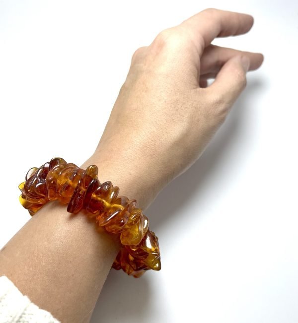 Konjakinė kamantų formos gintarinė apyrankė,Cognac amber chips stretch bracelet