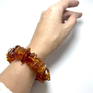 Konjakinė kamantų formos gintarinė apyrankė,Cognac amber chips stretch bracelet