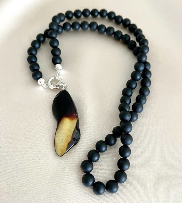 Juodo gintaro rutuliukų vėrinys su pakabuku,Black amber round beads necklace with pendant