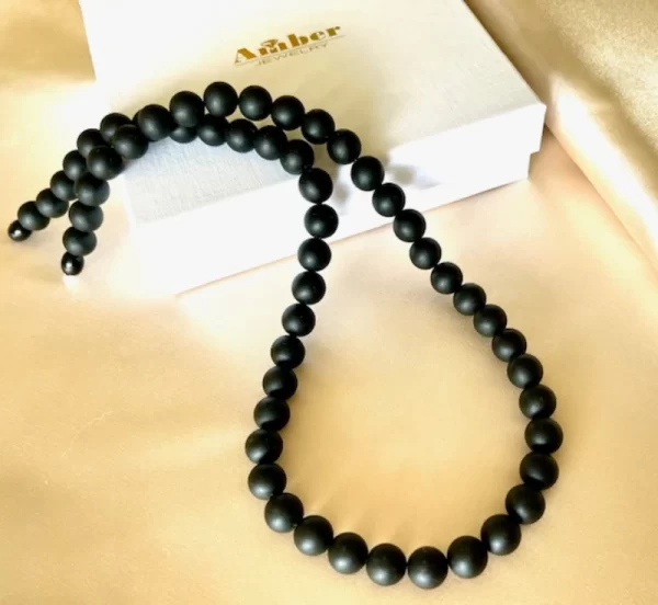 Vyriški juodo gintaro apvalių rutuliukų karoliai 10 mm, Men's black amber round beads necklace 10 mm