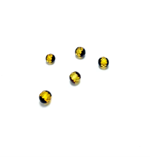 Briaunotas Baltijos gintaro rutuliukas dviejų atspalvių,Faceted Baltic amber bead in two shades