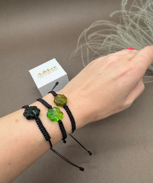 Gintarinio žalio (smaragdinio) dobilo apyrankė su juodu siūlu, Green amber clover bracelet with black thread (emerald)