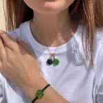 Gintarinio žalio dobilo apyrankė su juodu siūlu (smaragdas), Green amber clover bracelet with black thread (emerald)