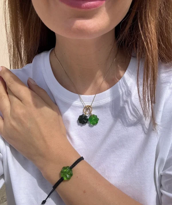 Gintarinio žalio dobilo apyrankė su juodu siūlu (smaragdas), Green amber clover bracelet with black thread (emerald)