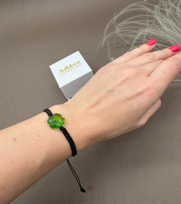 Gintarinio žalio (smaragdinio) dobilo apyrankė su juodu siūlu, Green amber clover bracelet with black thread (emerald)