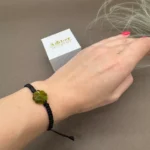 Gintarinio žalio dobilo apyrankė su juodu siūlu (samaninis), Green amber clover bracelet with black thread (moss color)