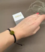 Gintarinio žalio dobilo apyrankė su juodu siūlu (samaninis), Green amber clover bracelet with black thread (moss color)