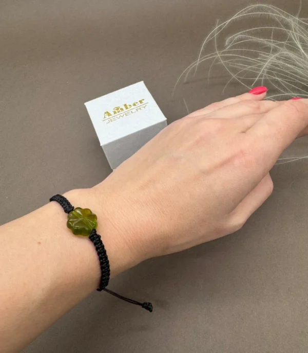 Gintarinio žalio dobilo apyrankė su juodu siūlu (samaninis), Green amber clover bracelet with black thread (moss color)