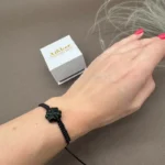 Gintarinio žalio dobilo apyrankė su juodu siūlu (tamsiai žalia), Green amber clover bracelet with black thread (dark green)