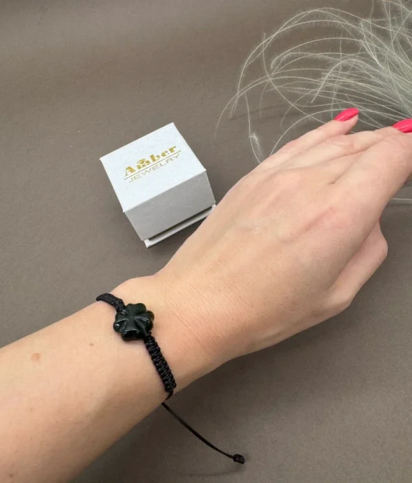 Gintarinio žalio dobilo apyrankė su juodu siūlu (tamsiai žalia), Green amber clover bracelet with black thread (dark green)