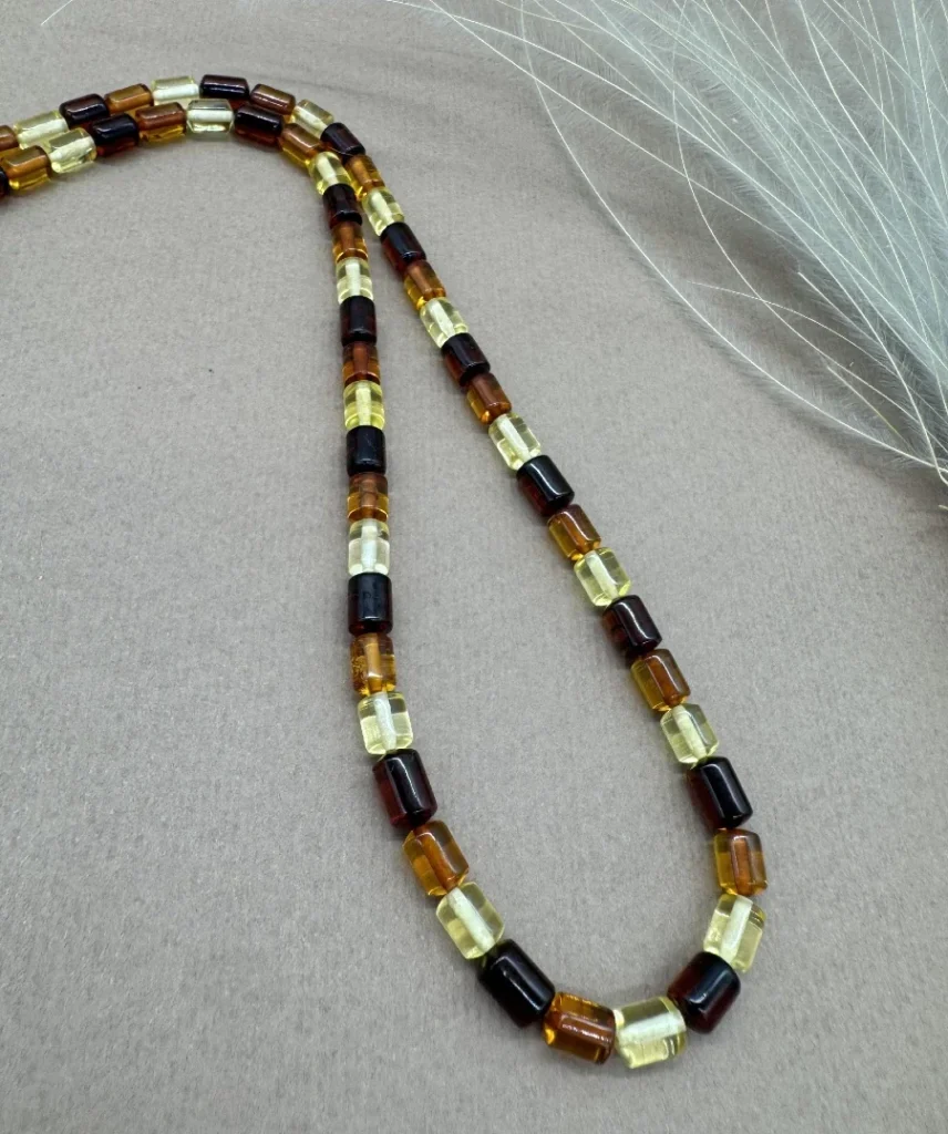 Įvairiaspalviai natūralaus gintaro karoliai, Multicolored natural amber necklace