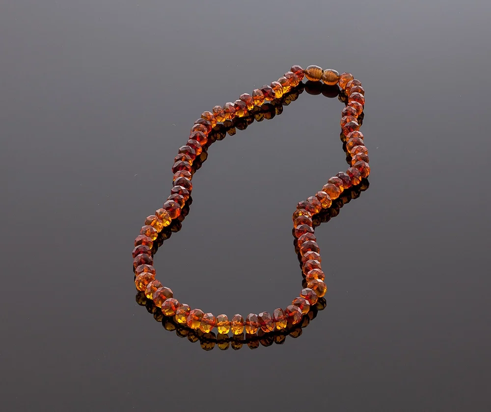 Ryškaus konjako deimantinio šlifavimo karoliai, Faceted bright cognac amber necklace