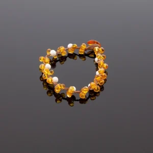 Šviesi deimantinio šlifavimo apyrankė su perlais, Faceted light amber bracelet with pearls